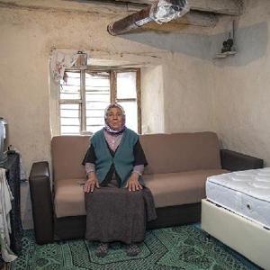 Mersinde 81 yaşındaki Emiş Teyzenin evi yenilendi