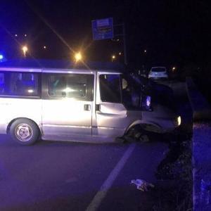 Freni boşalan minibüs istinat duvarına çarptı: 4 yaralı