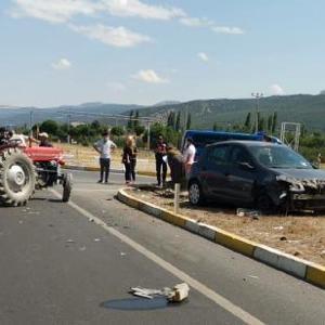 Otomobille traktör çarpıştı: 3 yaralı