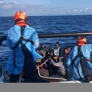 İzmirde 22 kaçak göçmen kurtarıldı