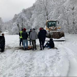 Traktörün lastiği kopunca karla kaplı yolda mahsur kaldılar