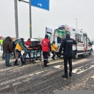 Karda kayan araç yön levhasına çarptı: 2 yaralı