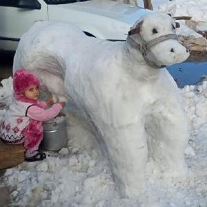 Torunları için kardan inek yaptı
