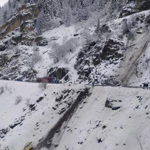 Trabzonda TIR uçuruma yuvarlandı, sürücü öldü