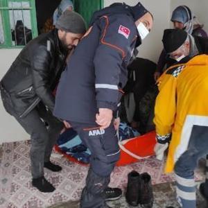 Hastalanan kadın AFAD, UMKE  ekipleri tarafından paletli ambulansla hastaneye ulaştırıldı