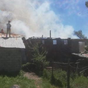 Yaşlı kadının yaşadığı ev yandı