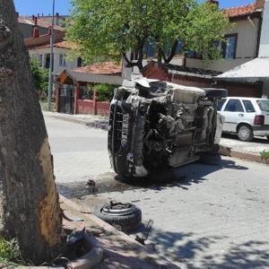 Ağaca çarparak devrilen hafif ticari aracın sürücüsü yaralandı