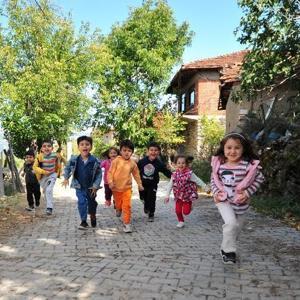 ‘İnek yavrusu’ sorusuna yanlış cevap verilince, çocuklar için köy yaşamı projesi başlattı