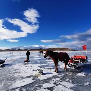 Halk ozanları, Çıldır Gölü’nde kar özlemlerini türkülerle anlattı