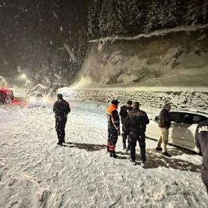 Ayder Yaylası’nda karda mahsur kalan çift kurtarıldı