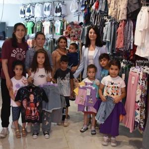 İhtiyaç sahibi çocuklara karne gününde giysi yardımı