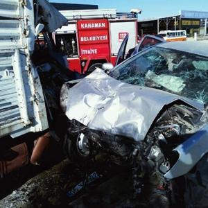 Otomobil, park halindeki kamyonete çarptı: 4 yaralı