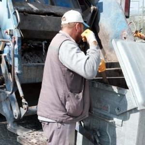 Bergamada çöp konteynerleri yıkanıp, dezenfekte ediliyor