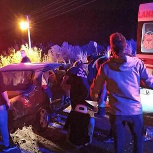 Manisada otomobil ağaca çarptı: 1 ölü 3 yaralı