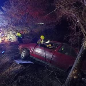 Balıkesirde lastiği patlayan otomobil ağaçlığa girdi: 2 yaralı