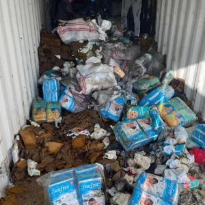 Yardım malzemelerinin bulunduğu konteynerde yangın çıktı