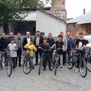Elazığ’da Kuran-ı Kerim’e geçen çocuklara bisiklet hediyesi