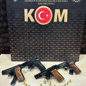 Durdurulan araçta ruhsatsız tabancalar ele geçirildi