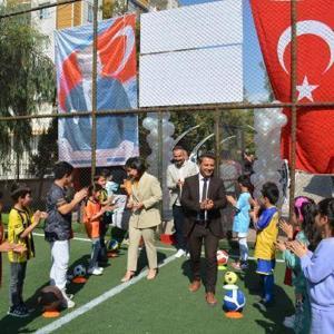 Silopi’de okulun bozulan beton sahası, halı sahaya dönüştürüldü