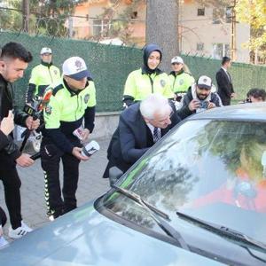 100 yolcuya 100 kumbara dağıttılar