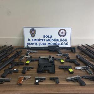 Polis uygulamasında onlarca silah ele geçirildi
