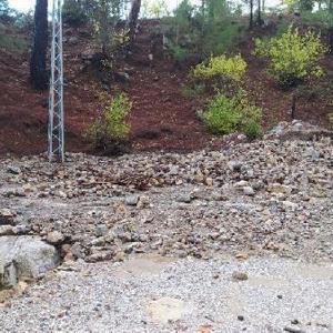Feke ve Kozanda sel kalıntıları nedeniyle yollar kapandı
