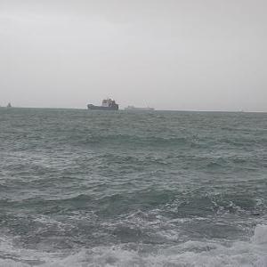Mersinde fırtına nedeniyle yük gemileri kıyıya yaklaştı