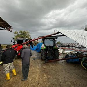 Kadirlide fırtına nedeniyle çiftliğin çatısı uçtu