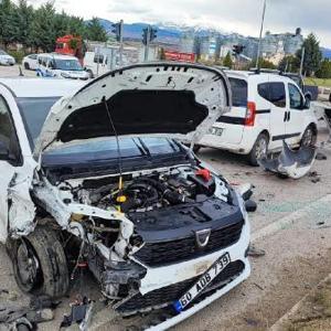 Amasya’da otomobil ve hafif ticari çarpıştı: 3 yaralı