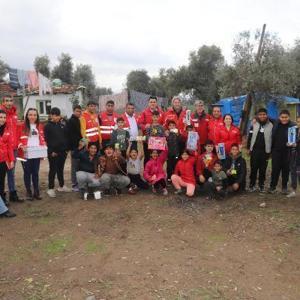 Türk Kızılaydan Bayındırda ihtiyaç sahibi ailelerin çocuklarına kışlık bot ve kıyafet yardımı
