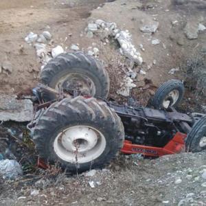 Adıyamanda traktör şarampole devrildi: 2 yaralı