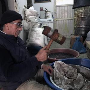İstanbul’dan Derik’e dönüp, geleneksel yöntemle zeytinyağı üretiyor
