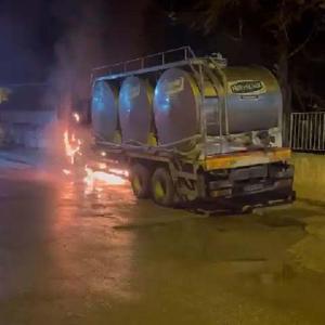 İzmir’de park halinde bulanan süt tankeri alev aldı