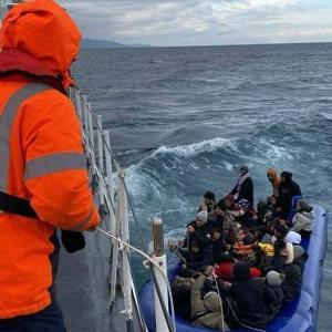 Çanakkale açıklarında Yunan unsurlarınca geri itilen 56 kaçak göçmen kurtarıldı