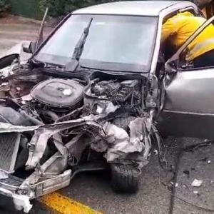 Kazada otomobilde sıkışan sürücüyü itfaiye kurtardı