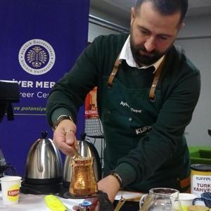 Üniversite öğrencilerine uygulamalı kahve yapım eğitimi