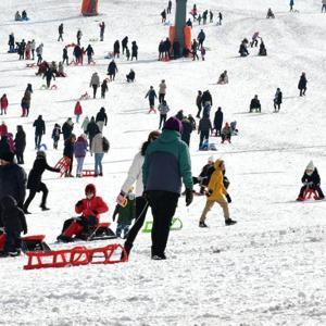 Ladik beyaza büründü; tatilciler kayak merkezini doldurdu