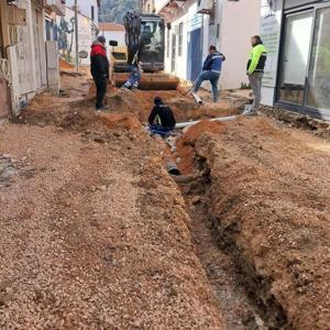 Karaburun Cumhuriyet Caddesi atık su hattına kavuştu
