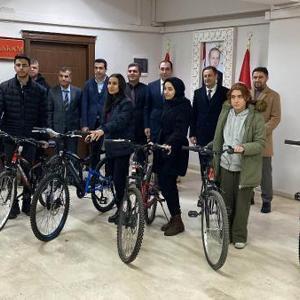 Midyat’ta başarılı öğrencilere bisiklet hediyesi