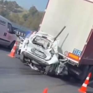 Kazada, 2 TIRın arasında sıkışan hafif ticari aracın sürücüsü öldü