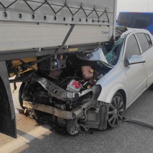 Otomobil, TIRa arkadan çarptı; sürücü ağır yaralı