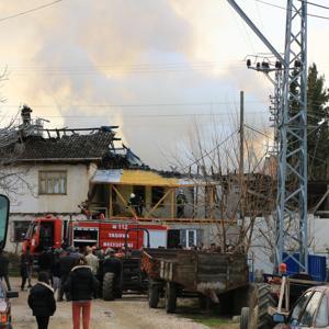 Amasya’da çıkan yangında 2 katlı ev kullanılamaz hale geldi