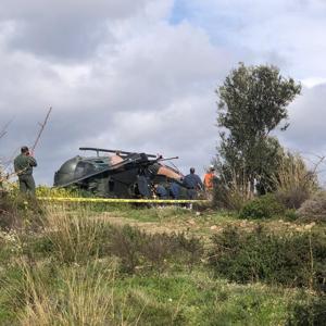 İzmirde askeri helikopter boş araziye zorunlu iniş yaptı: 1 yaralı