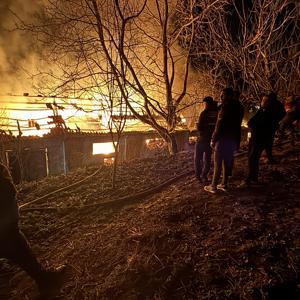 Zonguldakta, tekstil ürünlerinin bulunduğu depo yanarak küle döndü