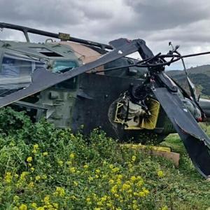 İzmirde zorunlu iniş yapan askeri helikopterin gövdesi de olay yerinden kaldırıldı
