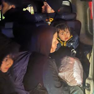 Çanakkalede 15 kaçak göçmen ile 2 organizatör yakalandı