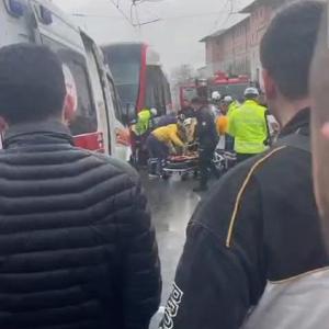 Fatihte, tramvaya çarpan motosikletli ağır yaralandı