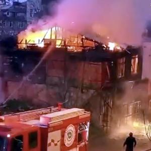 Tekirdağda metruk bina alev alev yandı