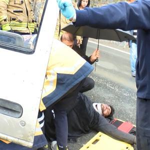 Sarıyerde kamyonet elektrik direğine çarptı; 2 yaralı