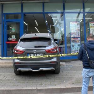 Ataşehirde cip markete girdi: 2 yaralı